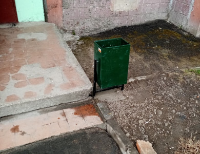 Установка урн у подъездов - 1 Установка урн у подъездов - 1