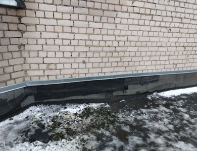 Герметизация примыканий и козырьков на парапете на крыше 2-го подъезда - 3